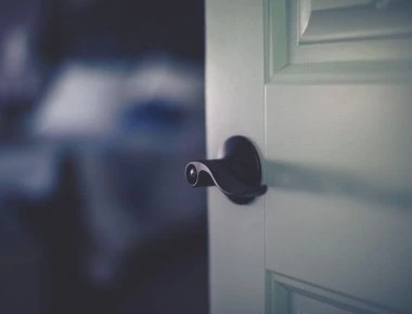 Κλείνεις την πόρτα του υπνοδωματίου σου τη νύχτα; Μπορεί να σου σώσει τη ζωή